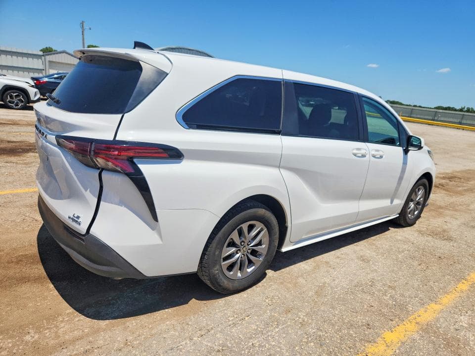 2022 TOYOTA SIENNA LE 3