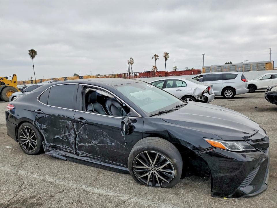 2020 TOYOTA CAMRY SE 4