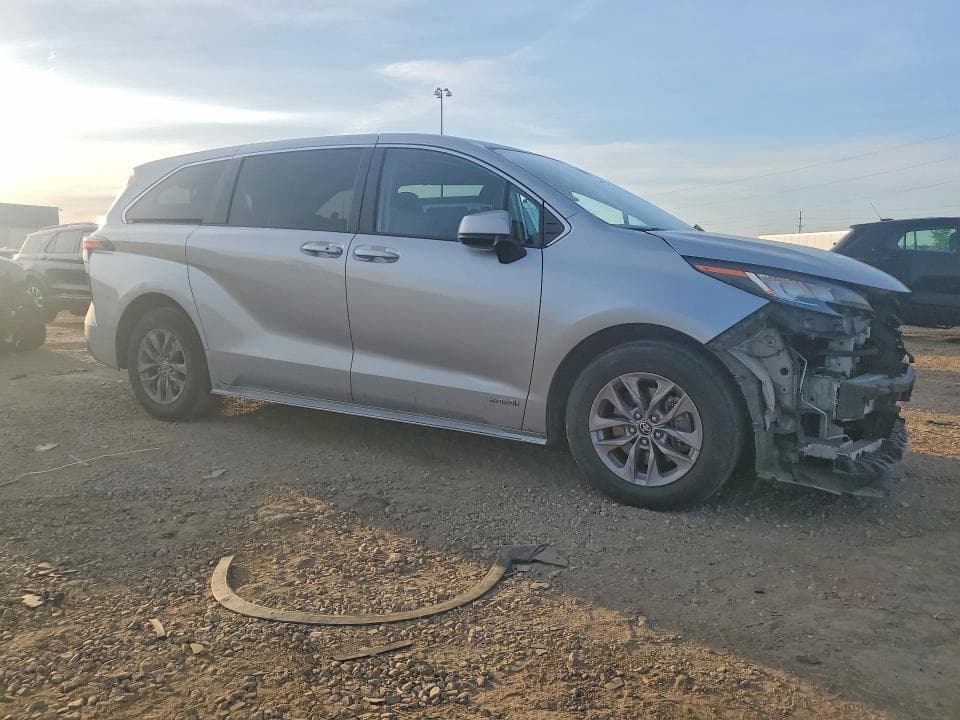 2021 TOYOTA SIENNA LE 4
