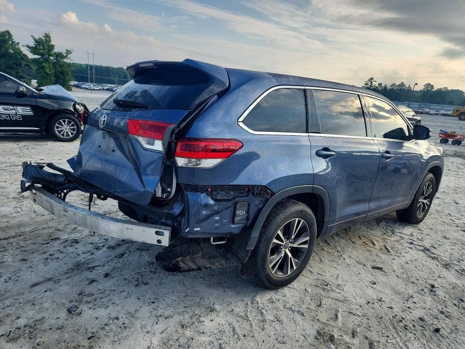 2017 TOYOTA HIGHLANDER LE 3