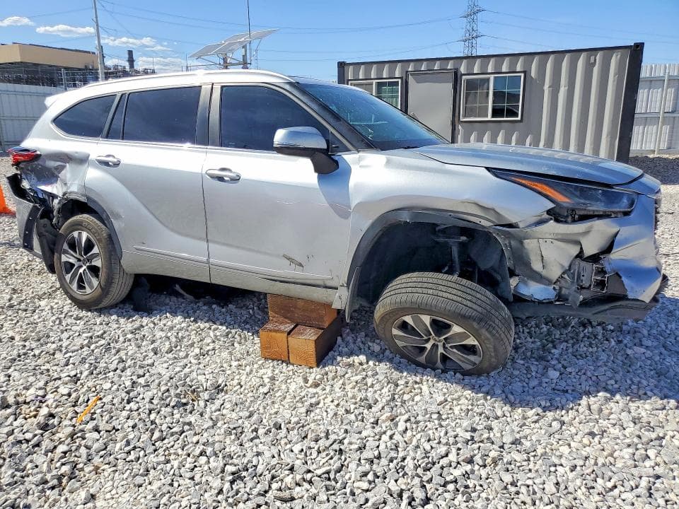 2023 TOYOTA HIGHLANDER XLE 4