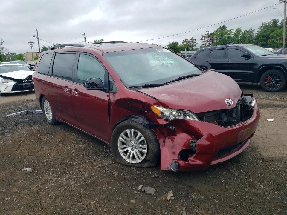 2017 TOYOTA SIENNA XLE PREMIUM 8-PASSENGER 4