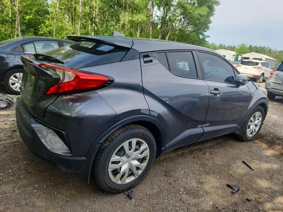 2021 TOYOTA C-HR LE 3