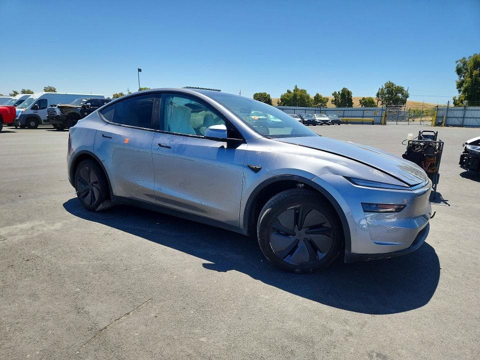 2026 TESLA MODEL Y 4