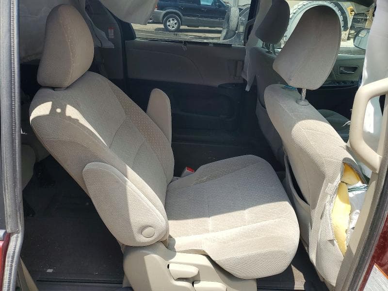 2018 TOYOTA SIENNA LE 11