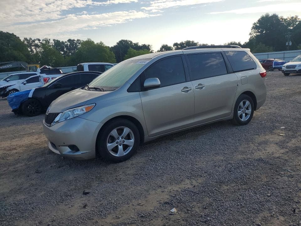 2017 TOYOTA SIENNA LE - 1