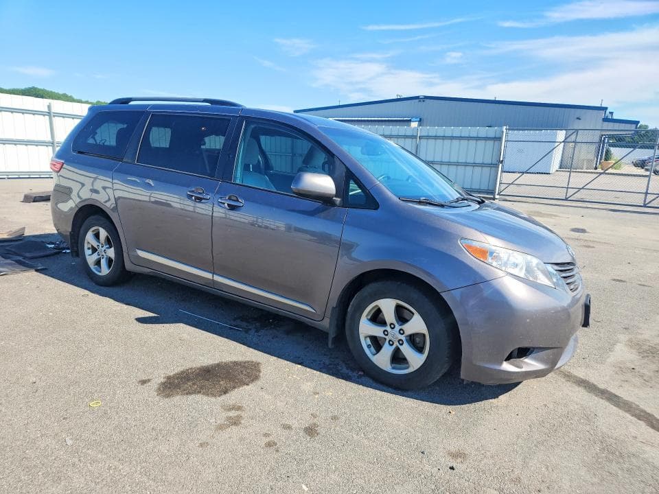 2017 TOYOTA SIENNA LE 4