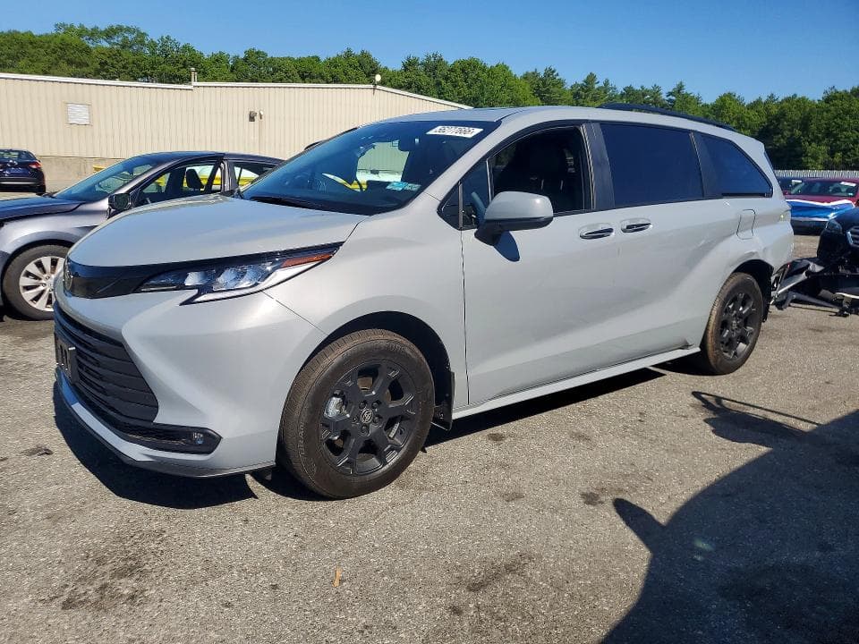 2026 TOYOTA SIENNA WOODLAND EDITION