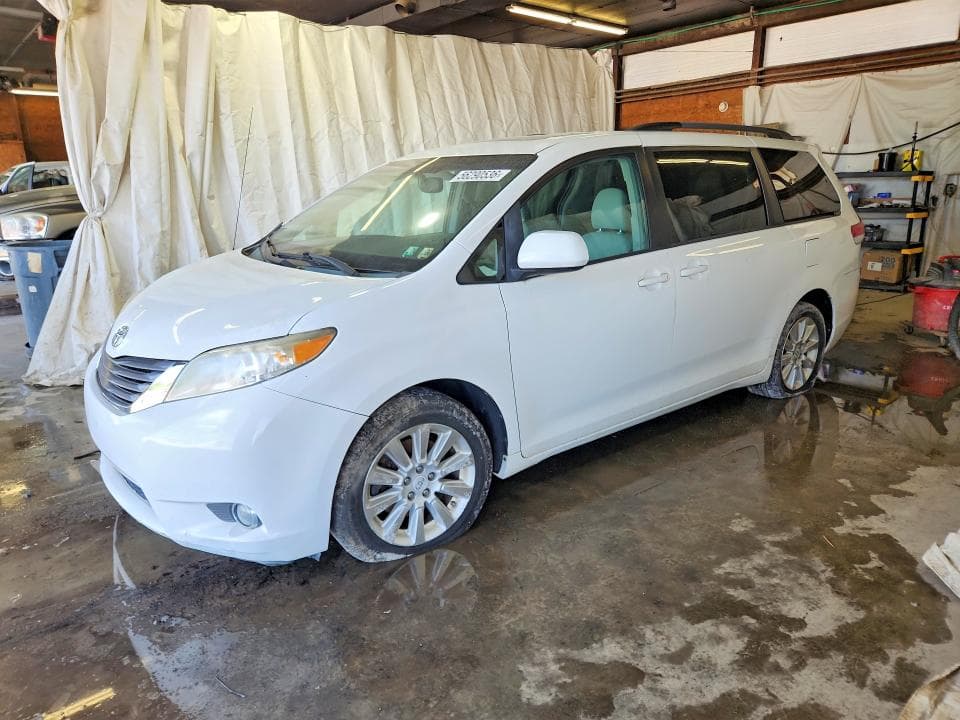 2012 TOYOTA SIENNA