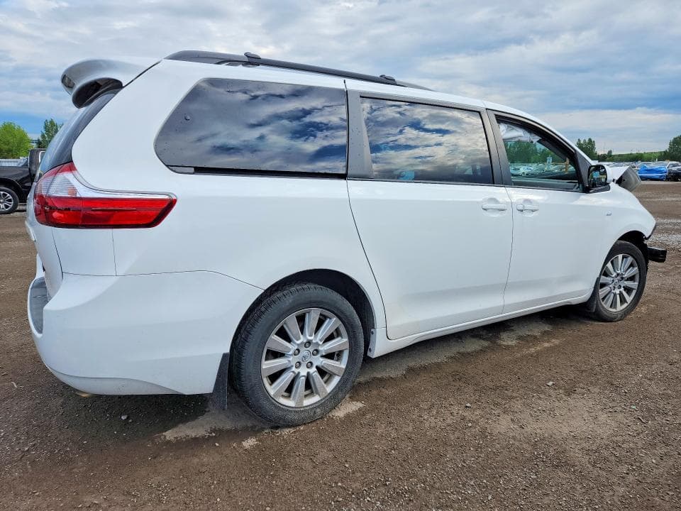 2017 TOYOTA SIENNA LE 3
