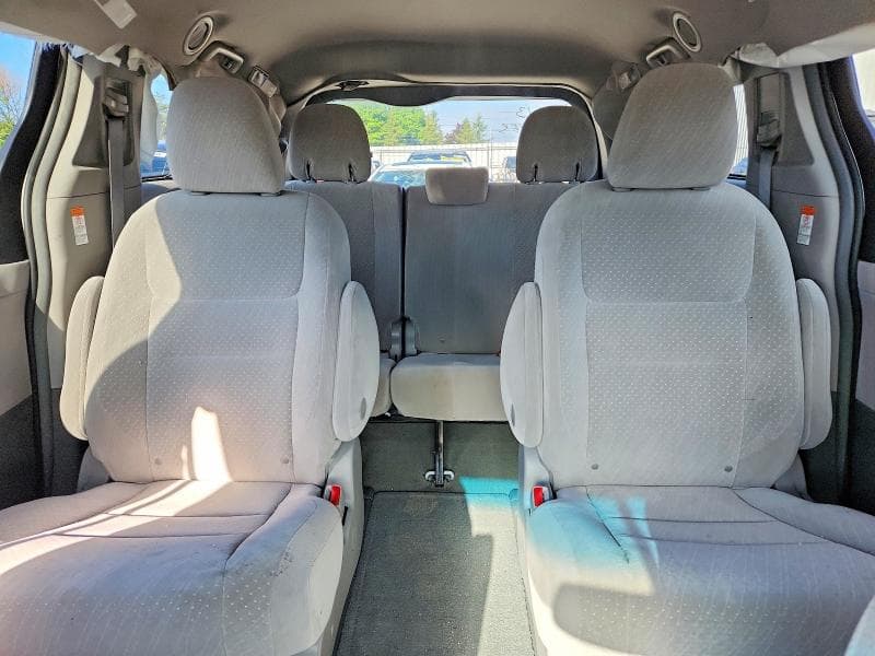 2017 TOYOTA SIENNA LE 10