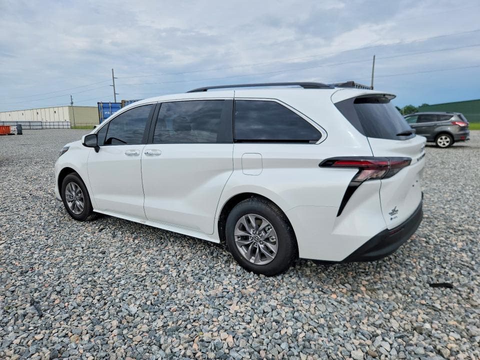 2026 TOYOTA SIENNA XLE 8-PASSENGER 2