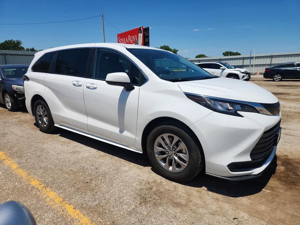 2022 TOYOTA SIENNA LE 4