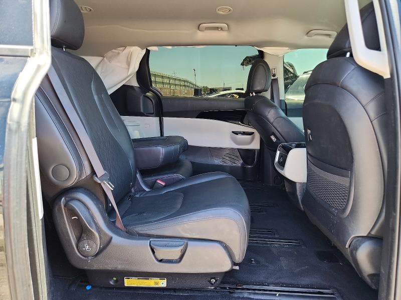 2024 KIA CARNIVAL EX 10