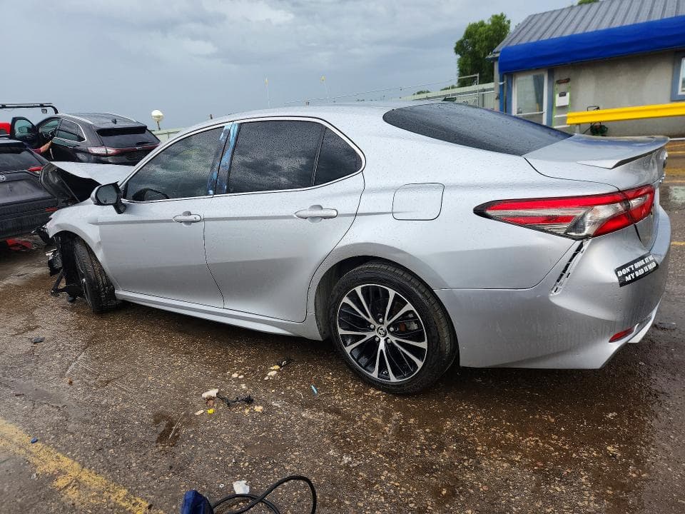 2018 TOYOTA CAMRY SE 2