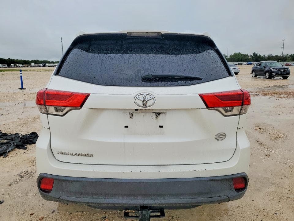 2017 TOYOTA HIGHLANDER LE 6