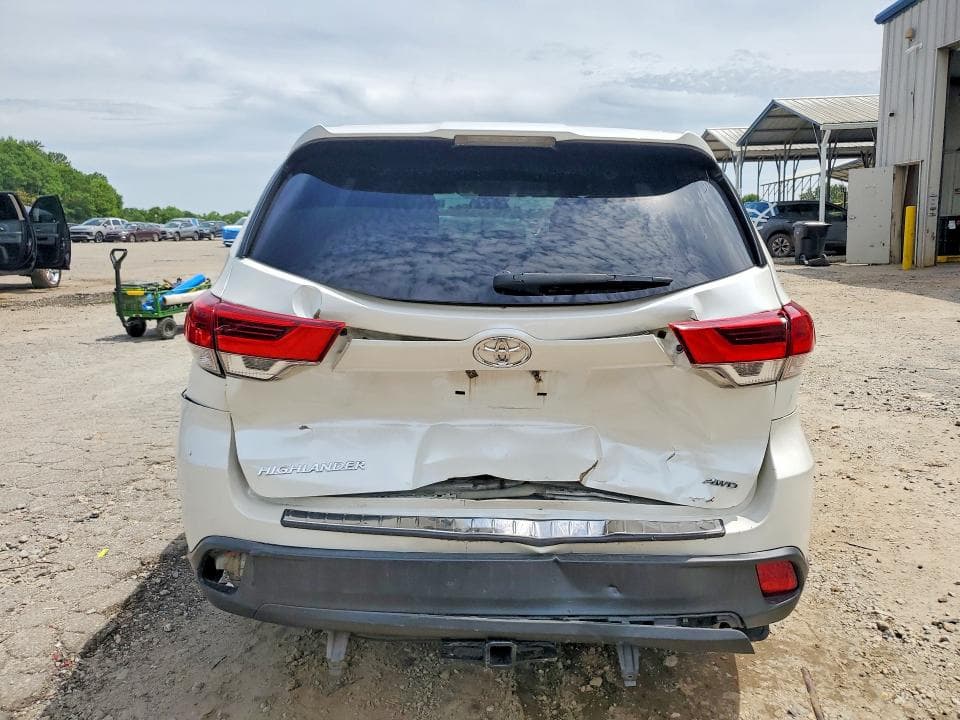 2018 TOYOTA HIGHLANDER LE 6
