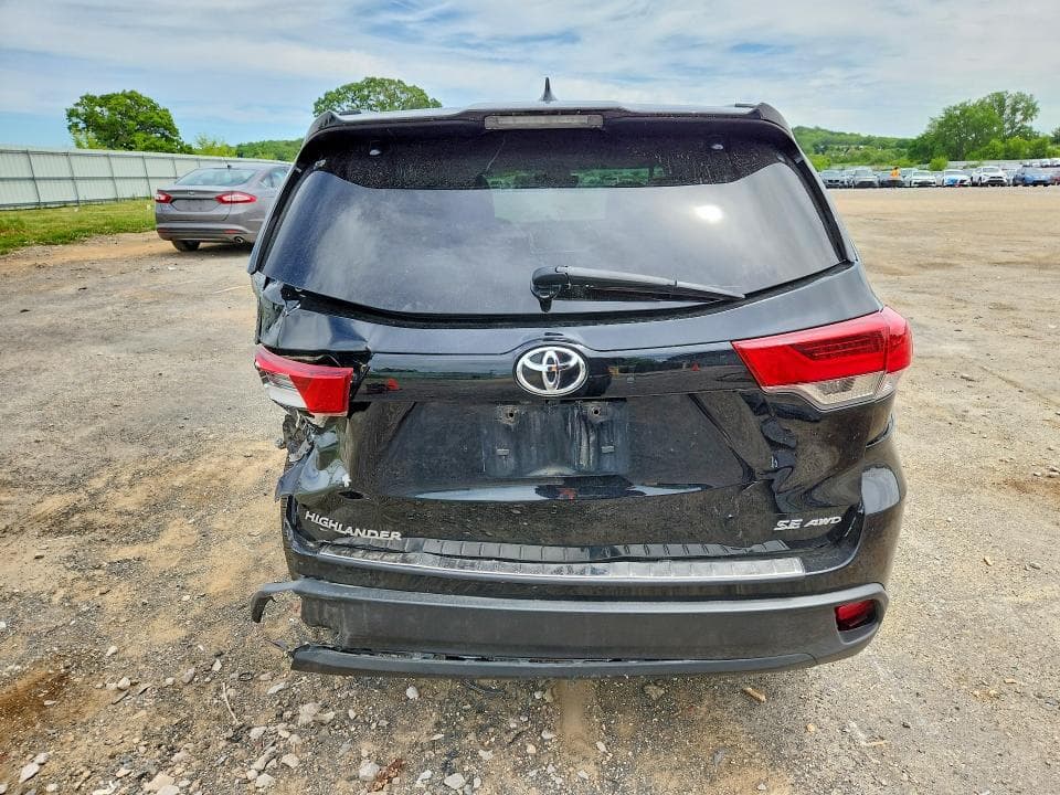 2017 TOYOTA HIGHLANDER SE 6