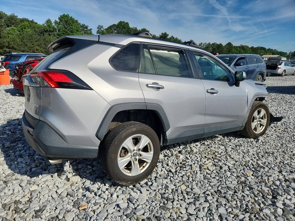 2021 TOYOTA RAV4 XLE 3
