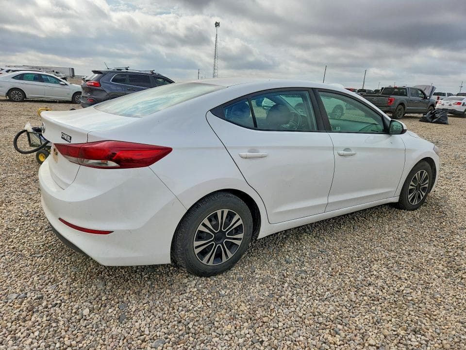 2018 HYUNDAI ELANTRA SE 3