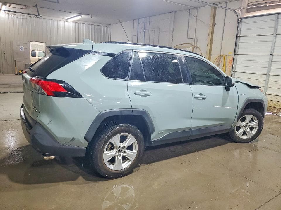2021 TOYOTA RAV4 XLE 3