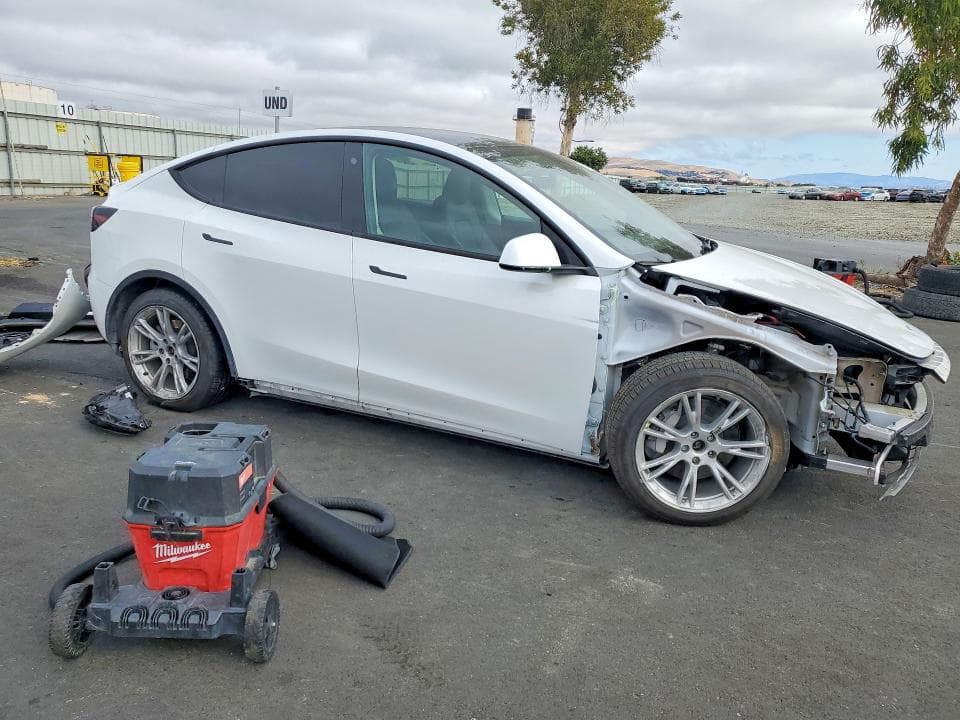 2023 TESLA MODEL Y 4
