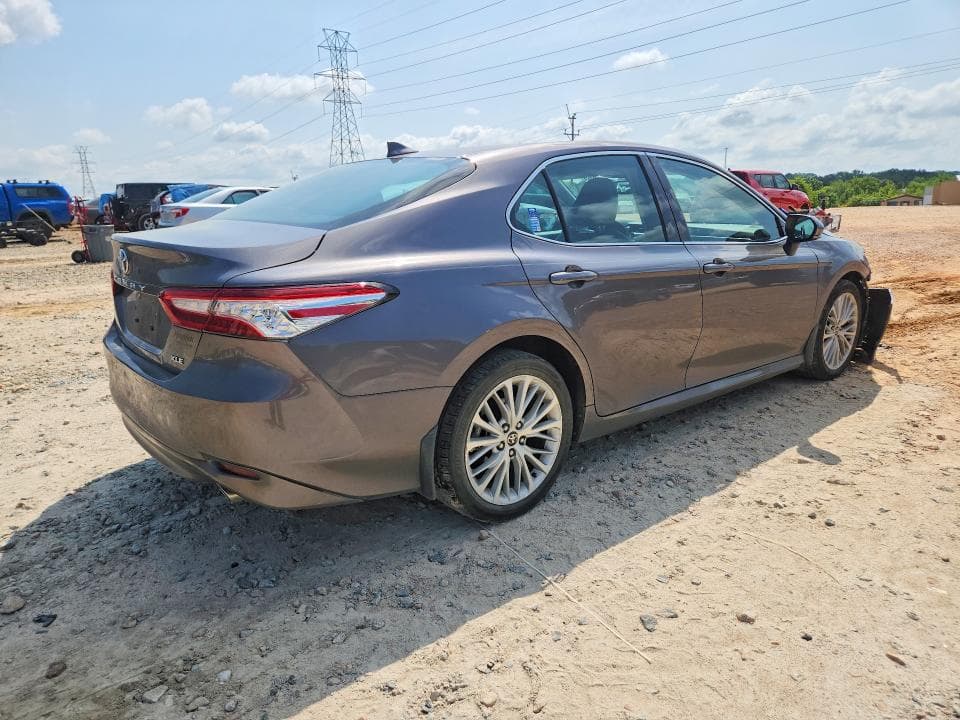 2020 TOYOTA CAMRY XLE 3