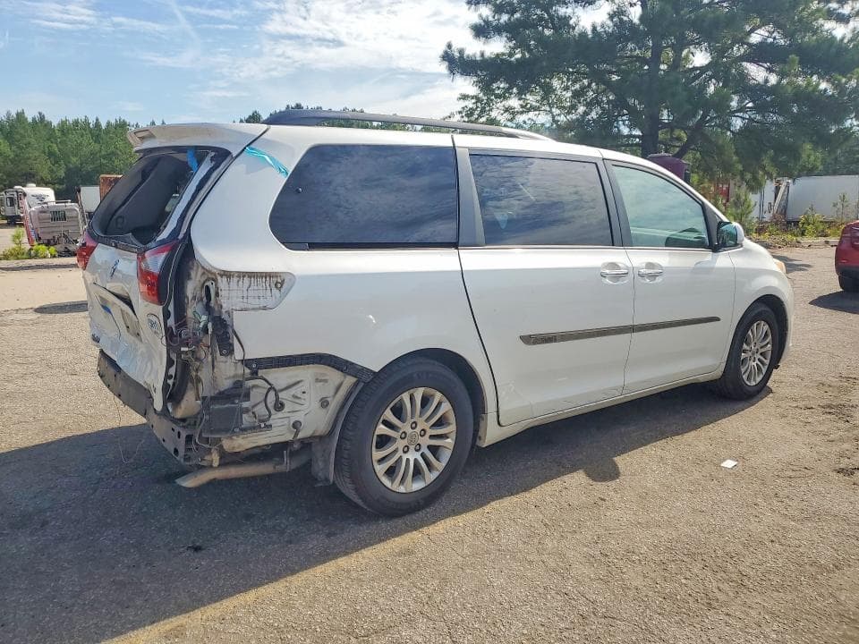 2017 TOYOTA SIENNA XLE 8-PASSENGER 3