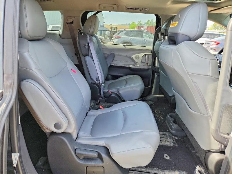 2022 TOYOTA SIENNA LE 11