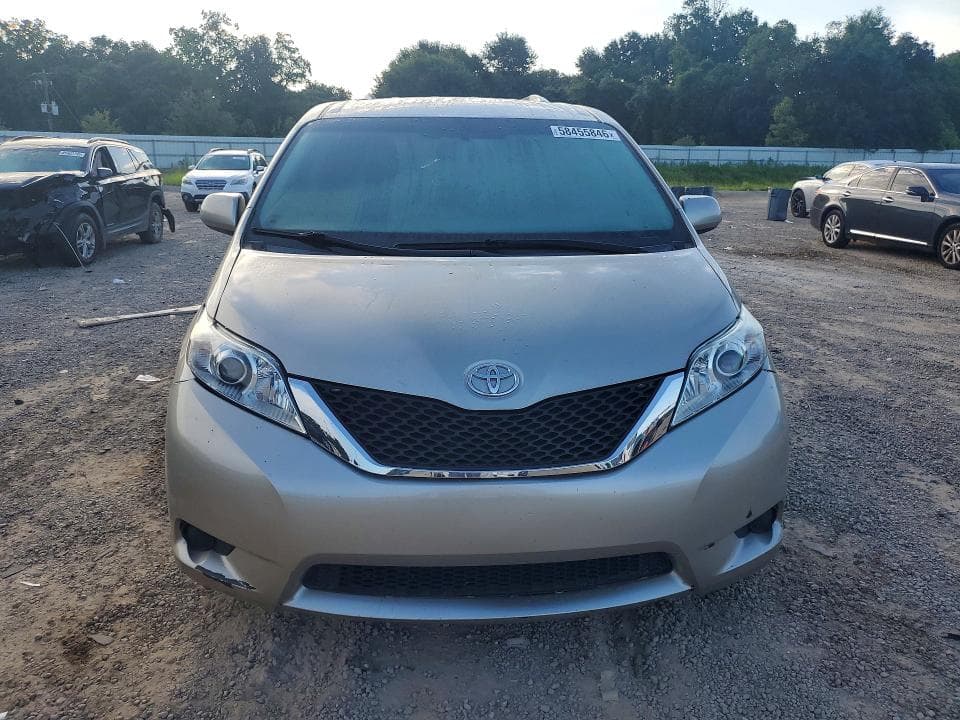 2017 TOYOTA SIENNA LE 5