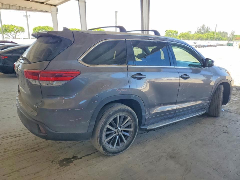 2017 TOYOTA HIGHLANDER XLE 3