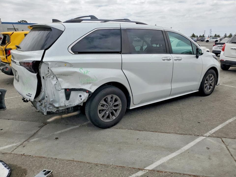 2023 TOYOTA SIENNA XLE 3