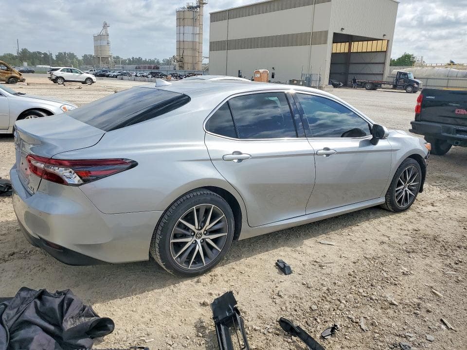 2022 TOYOTA CAMRY XLE 3