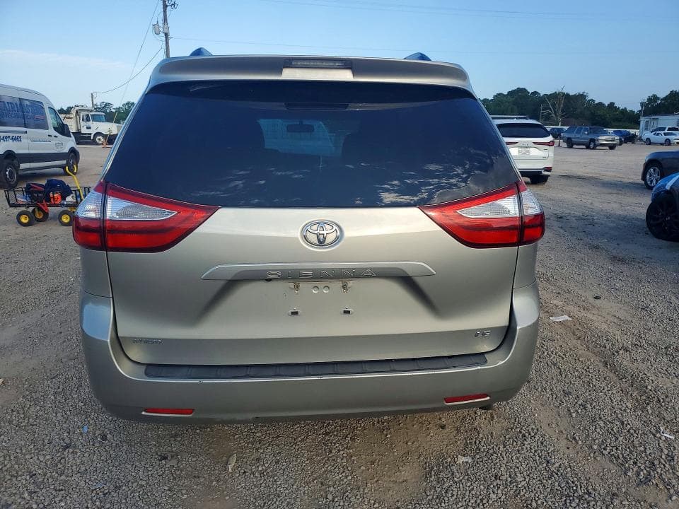 2017 TOYOTA SIENNA LE 6