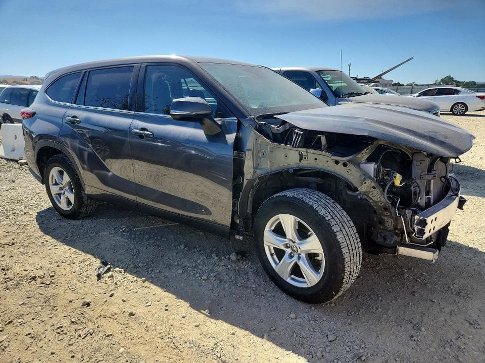 2022 TOYOTA HIGHLANDER LE 4