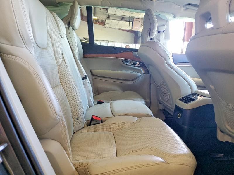 2017 VOLVO XC90 T8 11