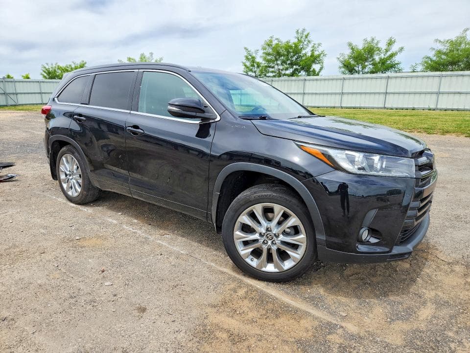2017 TOYOTA HIGHLANDER SE 4