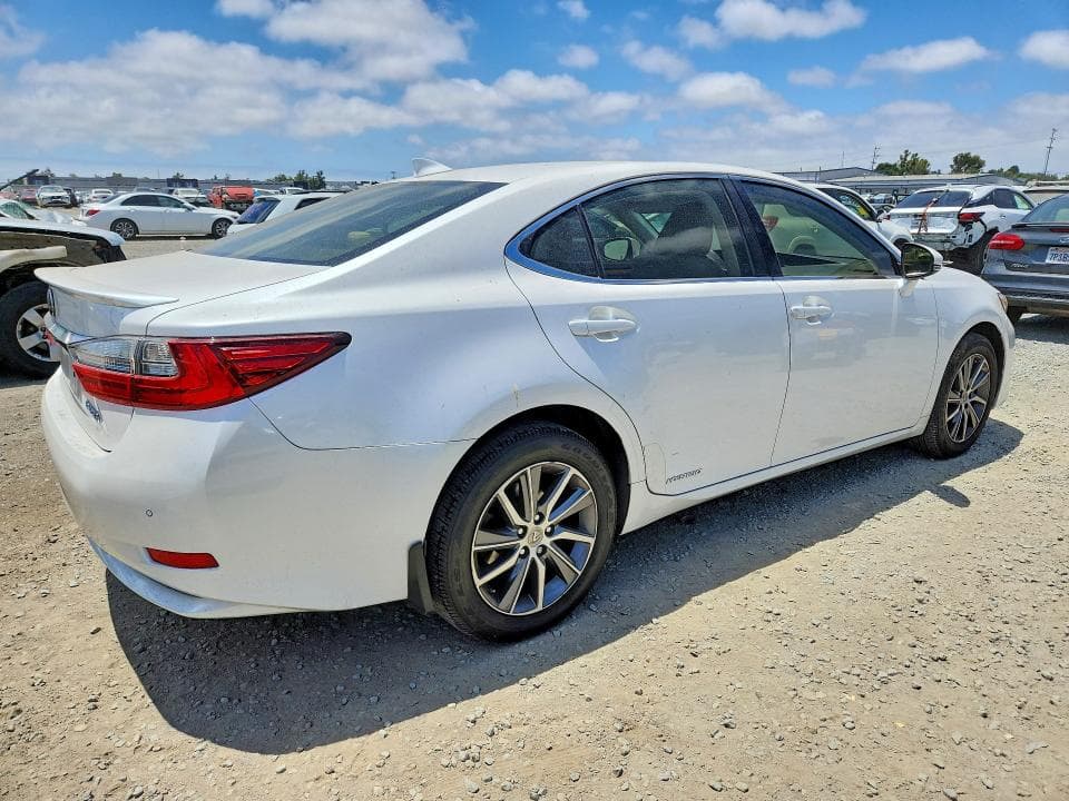 2017 LEXUS ES 300H 3