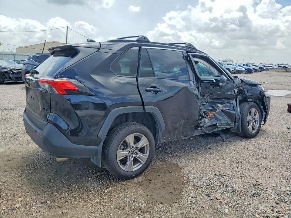 2022 TOYOTA RAV4 XLE 3