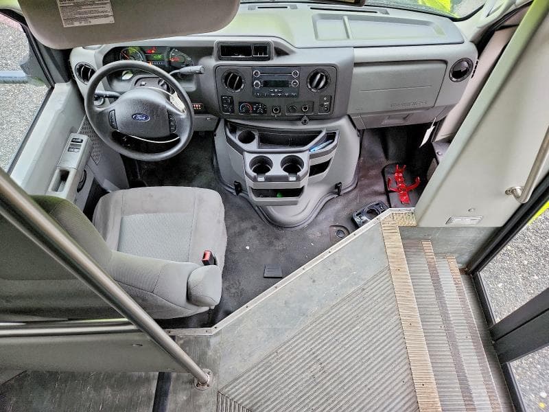2017 FORD E 450 8