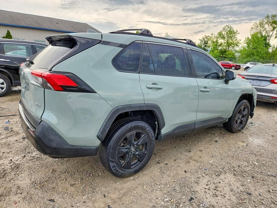 2020 TOYOTA RAV4 XLE 3