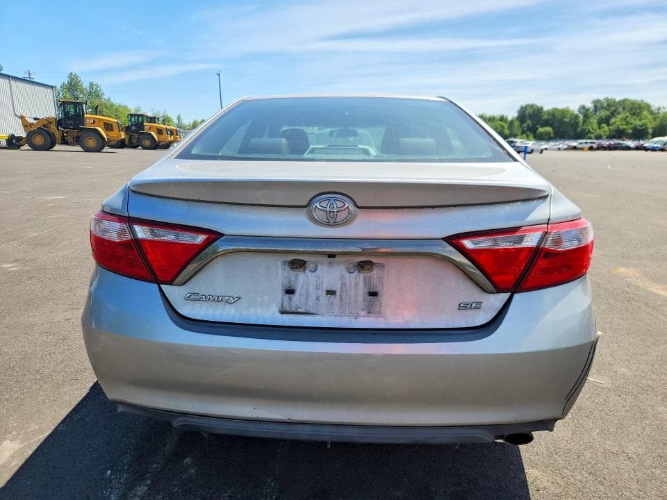 2017 TOYOTA CAMRY SE 6