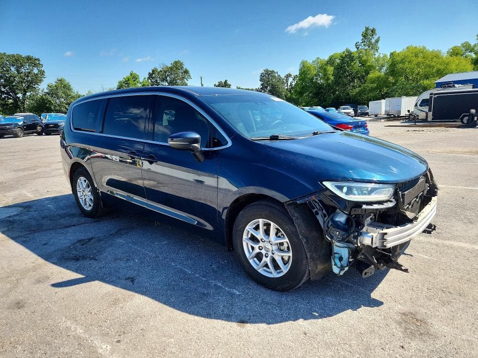 2023 CHRYSLER PACIFICA TOURING L 4