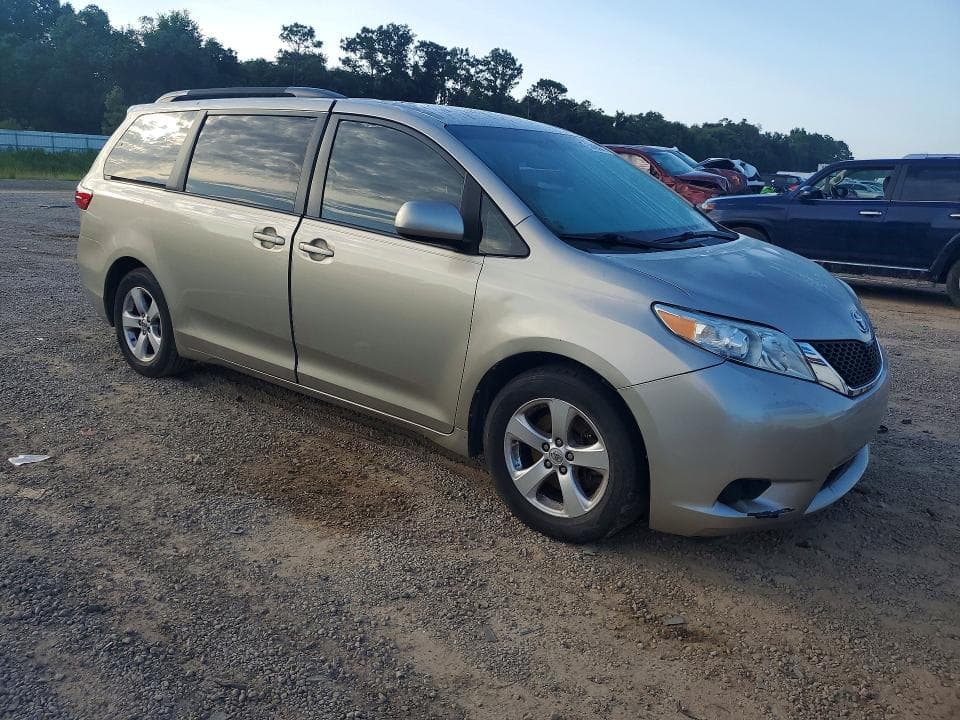2017 TOYOTA SIENNA LE 4