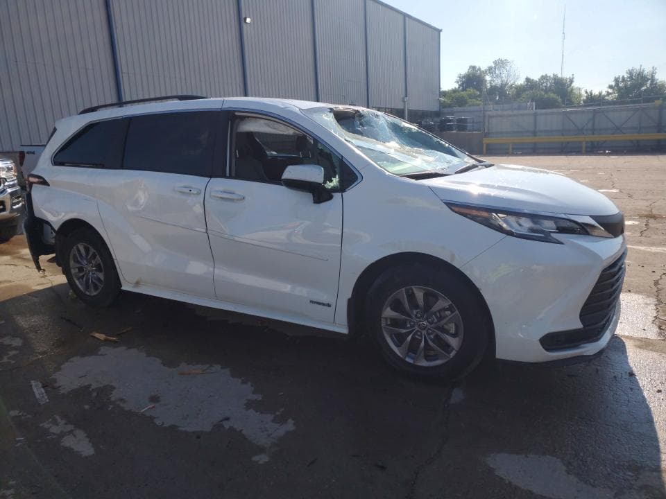 2021 TOYOTA SIENNA LE 4