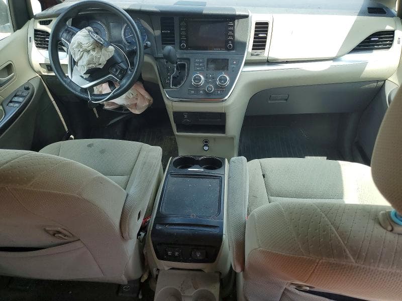 2018 TOYOTA SIENNA LE 8