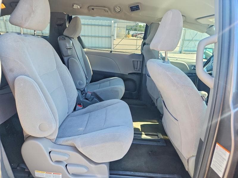 2017 TOYOTA SIENNA LE 11