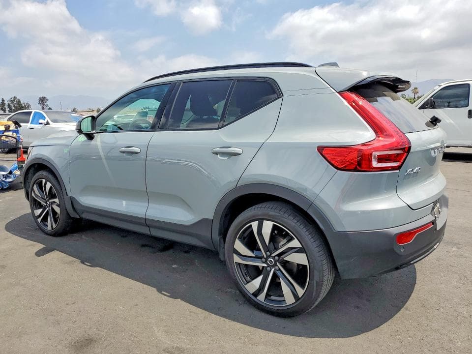 2024 VOLVO XC40 PLUS 2