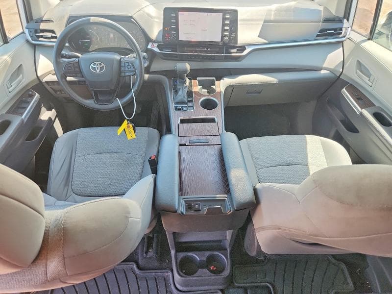 2022 TOYOTA SIENNA LE 8