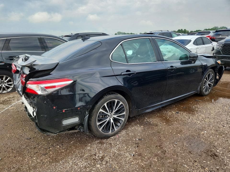 2020 TOYOTA CAMRY SE 3